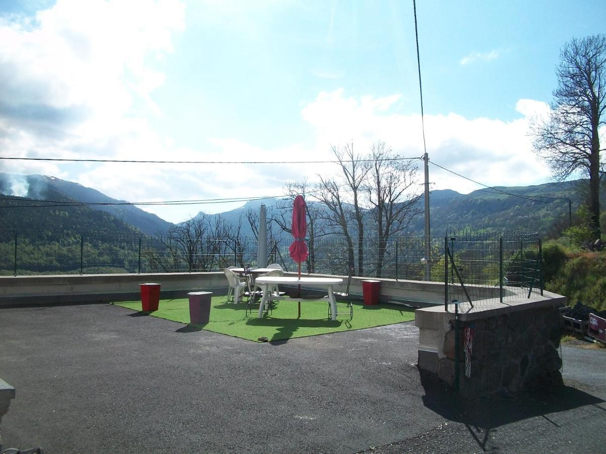Vacances Au Pied Des Monts Du Cantal Laveissiere Экстерьер фото